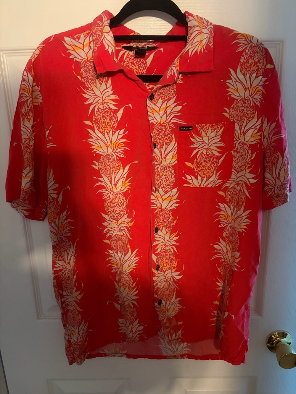 Volcom men’s Red Short Sleeve Pineapple Button-Down Hawaiian Shirt size medium